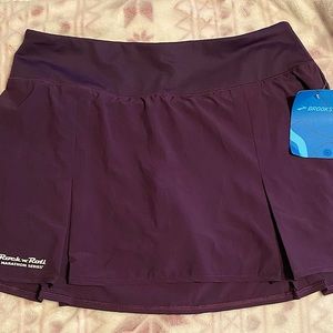 BROOKS Chaser skort. Size Medium Color Berry